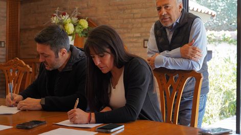 Luis Petri junto a Alfredo Cornejo, quien supervisó la inscripción del funcionario nacional y la radical Pamela Verasay como candidatos a diputados nacionales.