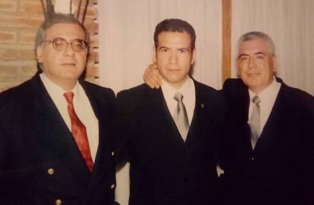 “Mingo” (izquierda) era 19 años mayor que su hermano Raúl Burela (centro). Junto a José Miguel (derecha), ahora son querellantes y buscan justicia. Foto: gentileza