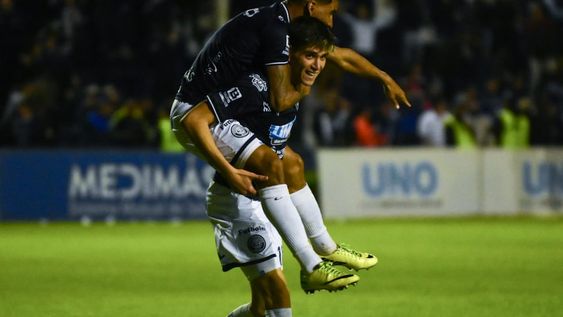 Lucas Ambrogio festeja el segundo gol de Independiente Rivadavia ante Deportivo Madryn. / Mariana Villa.