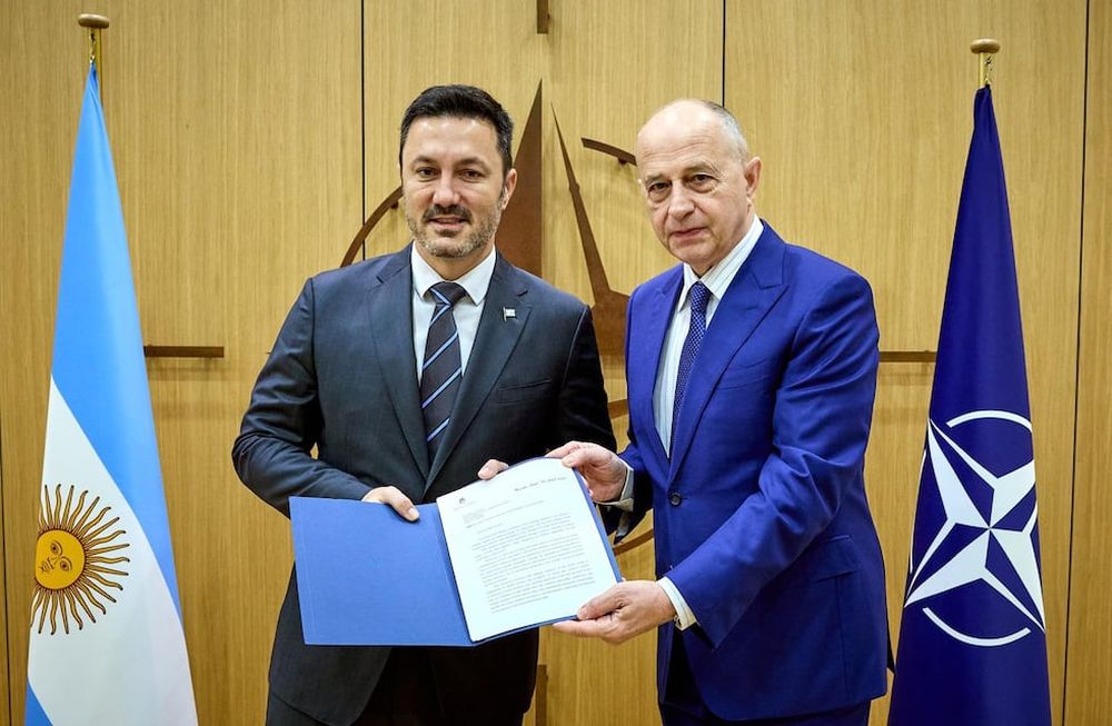 Petri presentó la solicitud para que admitan a la Argentina como “socio global” de la OTAN