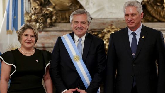 El presidente de Argentina, Alberto Fernández, en el centro, posa para una foto con el presidente de Cuba, Miguel Díaz-Canel, a la derecha, y su esposa Lis Cuesta en el palacio presidencial en Buenos Aires. AP
