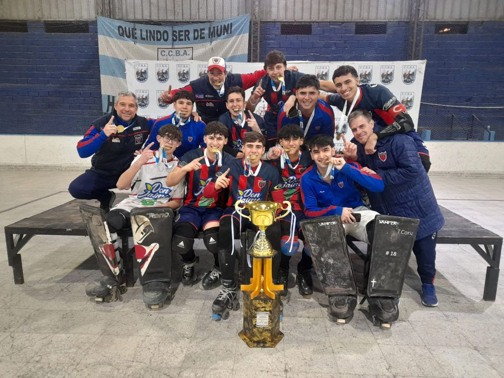 Hockey Patín. Fiel a sus mística hockística, los jugadores Juniors de Andes Talleres festejan un nuevo campeonato Argentino de la categoría.
