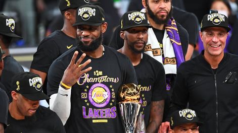 Los Andes | “King” James, junto a su compañero Danny Green, se sumó al selecto grupo de jugadores que ganaron tres anillos con tres franquicias diferentes. / Gentileza