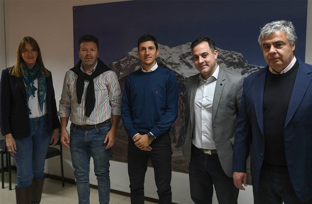 Firma de acuerdo con Club San Martín Julieta Nadin junto a Damián Reyes, Camilo de Lillo, Mariano Tamagnone y Raúl Pedone firmaron un acuerdo corporativo entre Club San Martín y Los Andes