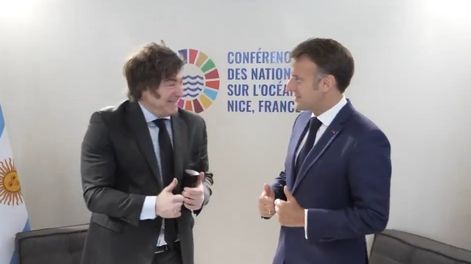 Javier Milei le enseña su saludo a Emmanuel Macron en Francia