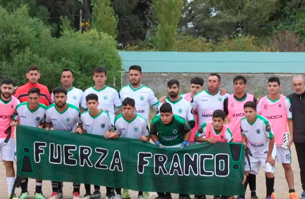 El equipo del Club Barrancas con una bandera en apoyo a Franco Lizardo, uno de sus jugadores que sufrió la amputación de sus piernas al caer en una máquina moledora de uva.