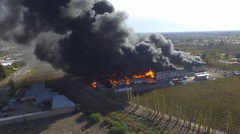 Los Andes | La empresa Plastiandino sufrió un incendio que provocó perdidas totales en el 85% del terreno que posee la fábrica de envases y empaques reciclables. / Foto Gentileza