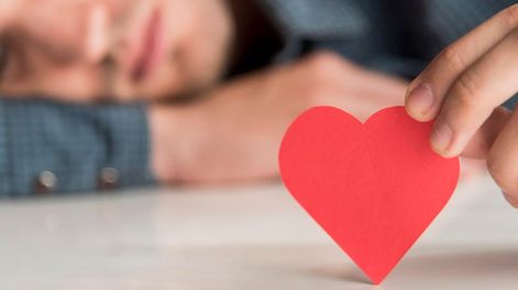 6 señales claras de que alguien te ama en secreto, según la psicología.