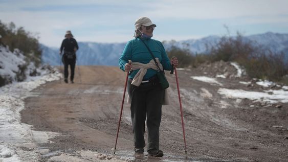 Fin de semana largo en cuarentena: Los mendocinos aprovecharon para hacer turismo interno en los lugares permitidos. Mónica y Paulino Ferrarese haciendo una caminta por El Salto / Ignacio Blanco