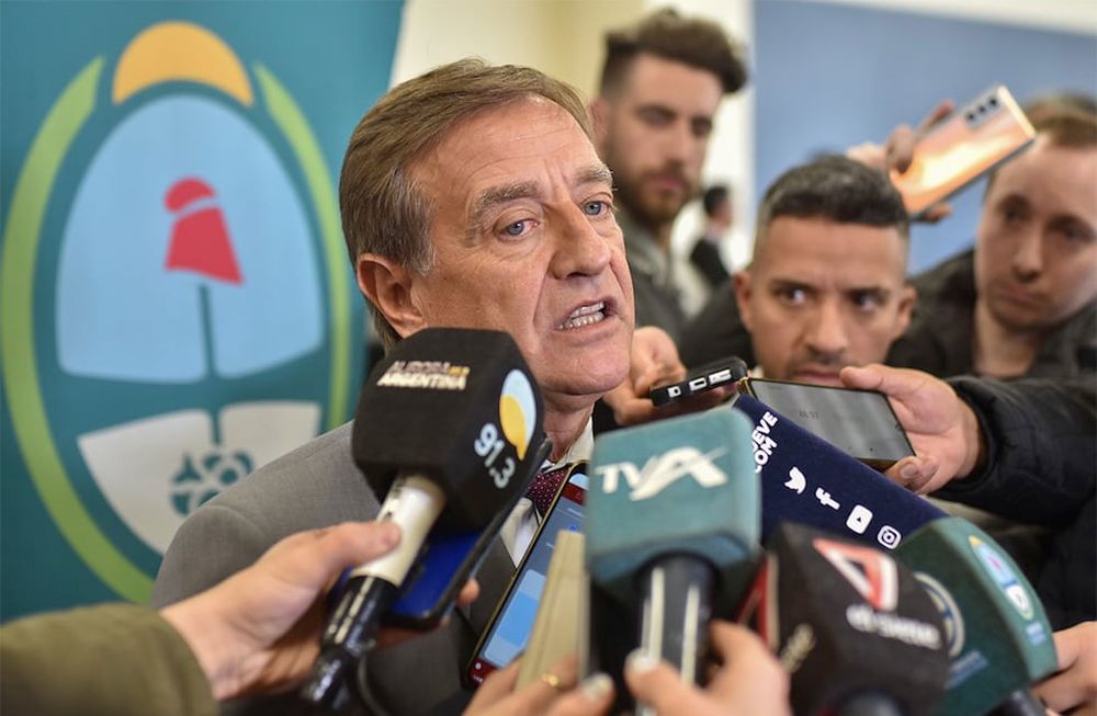 El Gobernador Rodolfo Suarez. Estuvieron presentes el presidente de la Suprema Corte de Justicia, Dalmiro Garay; el presidente de la Cámara de Diputados, Andrés Lombardi; la presidenta provisional del Senado, Natalia Eisenchlas; el procurador general del Ministerio Público Fiscal, Alejandro Gullé; la defensora general del Ministerio Público de la Defensa y Pupilar, Cecilia Saint Andrés; el ex gobernador, Alfredo Cornejo y el ministro de Planificación e Infraestructura Pública, Mario Isgro. Prensa de Gobierno de Mendoza