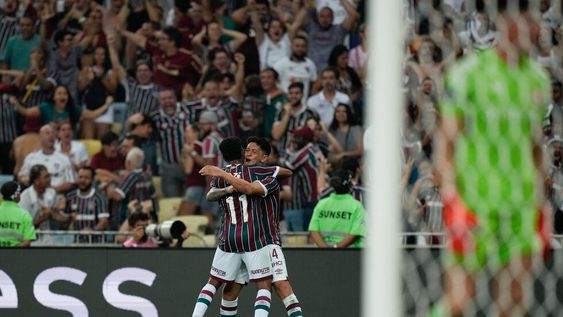 Germán Cano (derecha), de Fluminense de Brasil, festeja con su compañero Keno luego de anotar ant Internacional en la ida de las semifinales de la Copa Libertadores, el miércoles 27 de septiembre de 2023.