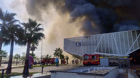 Un impactante incendio afecta al casino de San Martín en Tótem