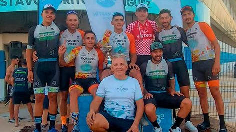 Foto para la historia. El elenco vencedor de la tradicional vuelta esteña dirigido por el experimentado Alberto Cataldo.