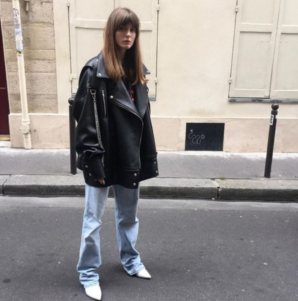 La campera de cuero oversize se impone.