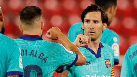 El astro argentino, Leo Messi, marcó el cuarto gol de Barcelona y recibe la felicitación de Alba y Vidal.
