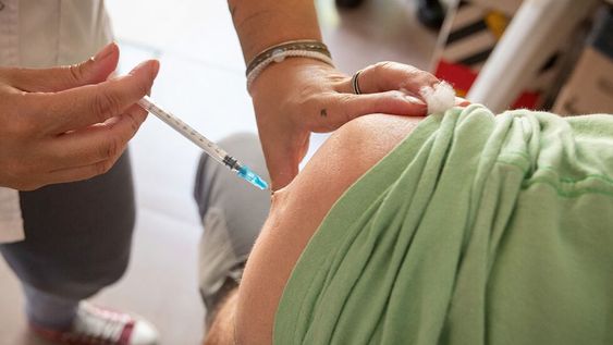 Una familia tipo de 4 personas tendrá que pensar en gastar unos 60.000 pesos si se la aplica en vacunatorios privados. | Foto Ignacio Blanco / Los Andes