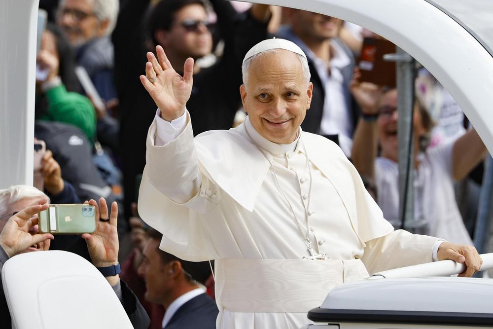 El Papa León XIV (C) saluda a los fieles durante la Santa Misa con motivo del Jubileo del Mundo Misionero y el Jubileo de los Emigrantes, Plaza de San Pedro, Ciudad del Vaticano, 05 de octubre de 2025.