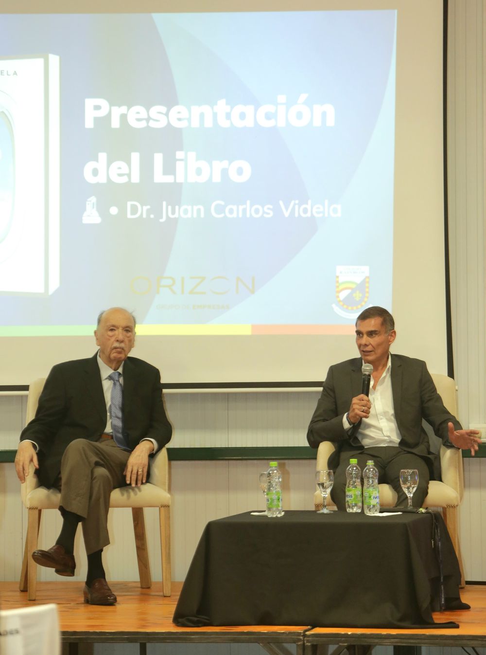 Fernando Flores y Juan Carlos Videla, en plena charla en el Colegio Rainbow.