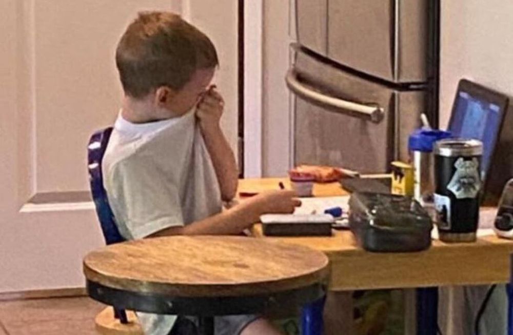 El pequeño de cinco años se largó a llorar mientras estaba en clases virtuales y su mamá aseguró que está cansado de pasar tantas horas frente a la computadora.