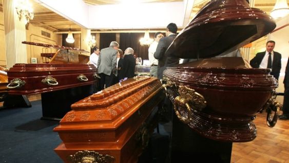 el negocio funerario se reinventa con condolencias online, redes sociales, cremaciones y dijes para cenizas