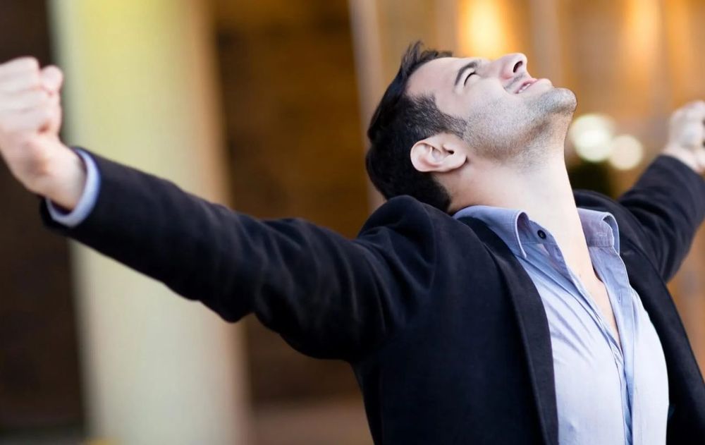 Este signo tiene una gran capacidad de influir y de guiar a los demás. Su confianza lo hace creer en un liderazgo solo otorgado por él.