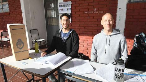 Los Andes | Elecciones PASO presidenciales 2023 en la provincia de Mendoza.Miguel Mellado 25 años junto a su hermano Mauricio de 23 años, se presentaron voluntariamente a primera hora en la escuela Salvador Maza de Guaymallén para cubrir en alguna mesa donde faltara