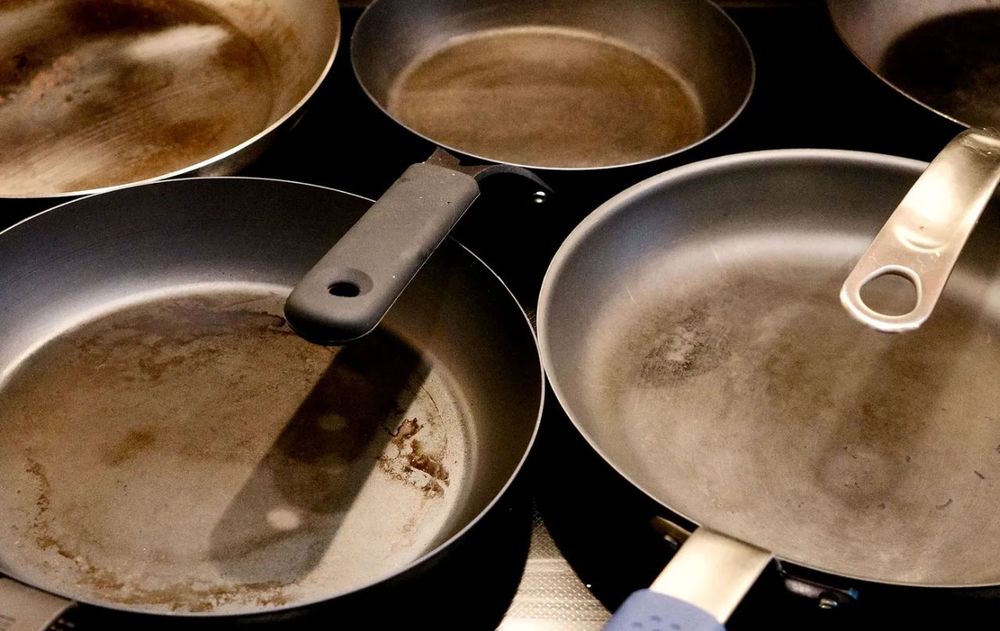 Una cocina bien equipada debería tener utensilios de los tres materiales: acero inoxidable, antiadherente y hierro fundido.