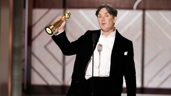 En esta imagen proporcionada por CBS, Cillian Murphy recibe el premio a mejor actor en una película de drama por Oppenheimer  en la 81a edición de los Globos de Oro  (Sonja Flemming/CBS via AP)