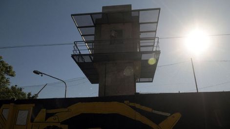 El Gobierno adjudicó una millonaria compra para inhibidores de celulares en las cárceles: los detalles