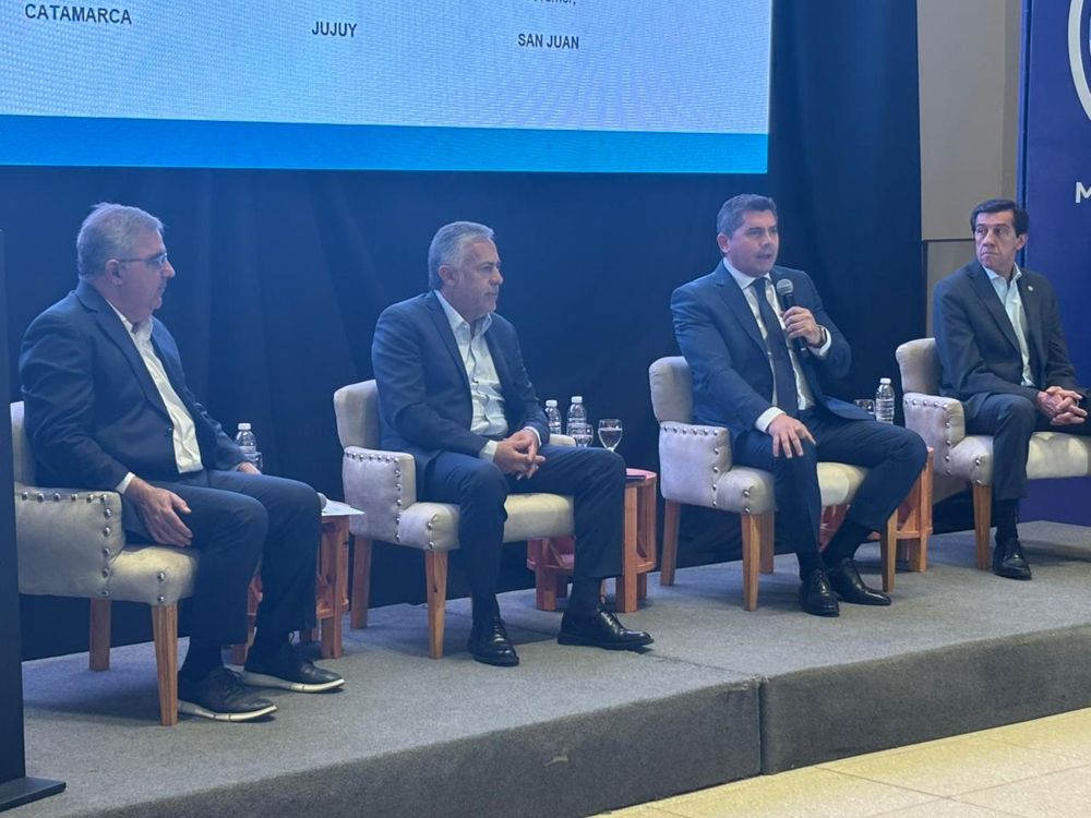 Alfredo Cornejo, junto a sus pares de San Juan, Marcelo Orrego; de Catamarca, Raúl Jalil y de Jujuy, Carlos Sadir, durante la reunión de la mesa de cobre en  el “Finance Day & TSX Roadshow”, dentro del marco de la 4th LATAM & Argentina Critical Minerals Summit 2025.   