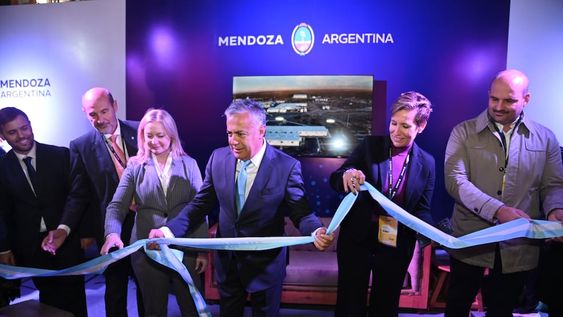 Mendoza tuvo su propio stand, por primera vez, en la Expo Minera San Juan. Después de la inauguración, el gobernador Alfredo Cornejo firmó el acuerdo de la Mesa del Cobre. Foto: Gobierno de Mendoza