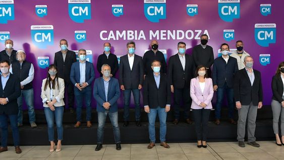 Elecciones Paso 2021Acto del frente Cambia Mendoza como cierre de campaña en el club Andes Talleres.Candidatos de izq a der. Álvaro Martínez, Pamela Verasay, Alfredo Cornejo, Rodolfo Suárez, Marina Juri, Julio César Cleto Cobos junto a Ida López.Foto: Orlando Pelichotti
