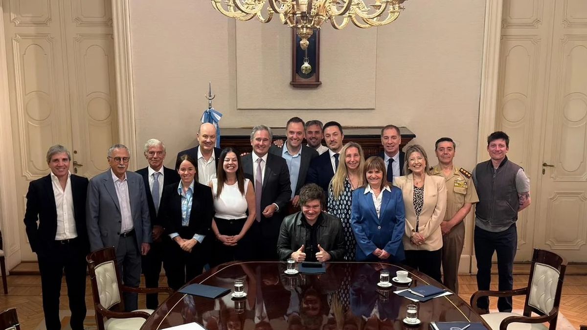 Milei convocó a su Gabinete para recuperar la iniciativa tras el caso Adorni