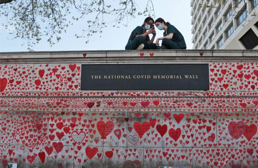 Muro conmemorativo de los fallecidos por Covid-19 en el Reino Unido. (AP)