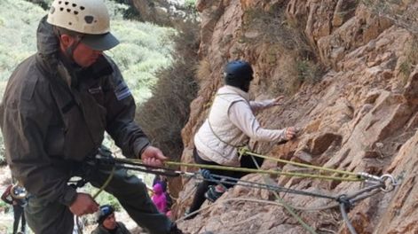 Asistieron a una ciudadana que pedía auxilio cuando intentaba descender de la montaña. Gentileza Gendarmería