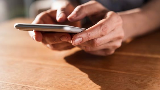 la psicologia sugiere que evitar responder a los mensajes de inmediato es caracteristico de las personas con alta inteligencia emocional