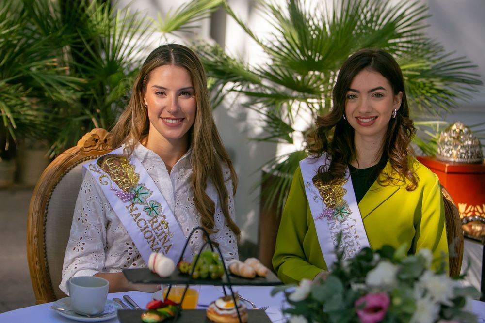 Alejandrina Funes y Sofía Perfumo, Reina y Virreina Nacional de la Vendimia 2025, en el tradicional desayuno (Los Andes)