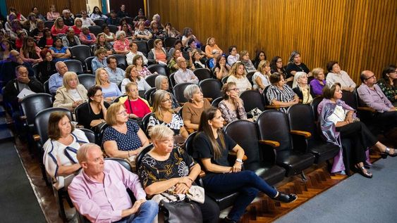 Una propuesta en la pantalla grande del microcine para las personas mayores