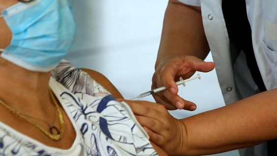 Una mujer recibe una dosis de la vacuna de Pfizer en un centro de vacunación en Capbreton, en la región de las Landas, al suroeste de Francia, el jueves 24 de junio de 2021 (Foto de Bob Edme/AP)