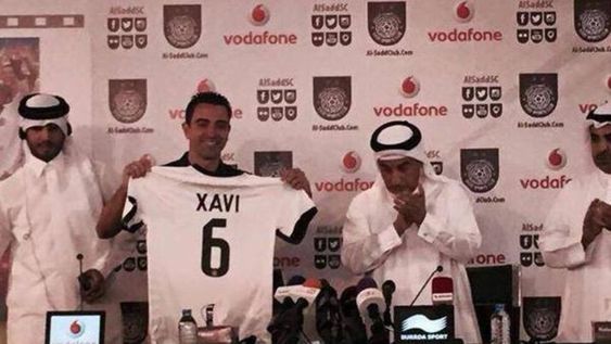 Xavi fue presentado en Catar y la camiseta de su nuevo club es muy similar a la de Real Madrid