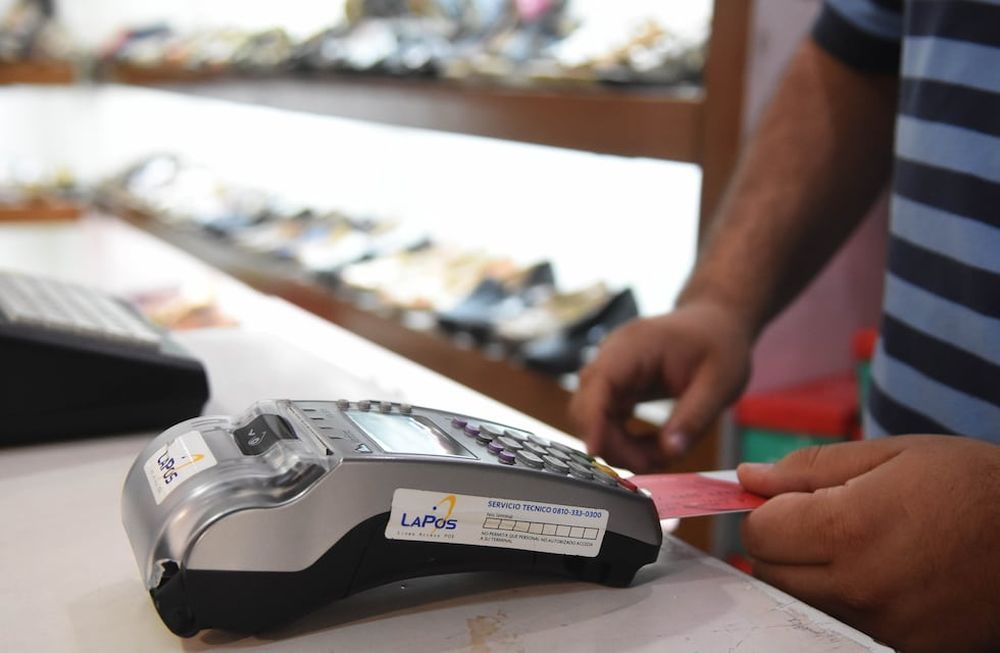 Una plataforma permite utilizar la tarjeta de débito como si fuera de crédito, en algunos comercios. / archivo