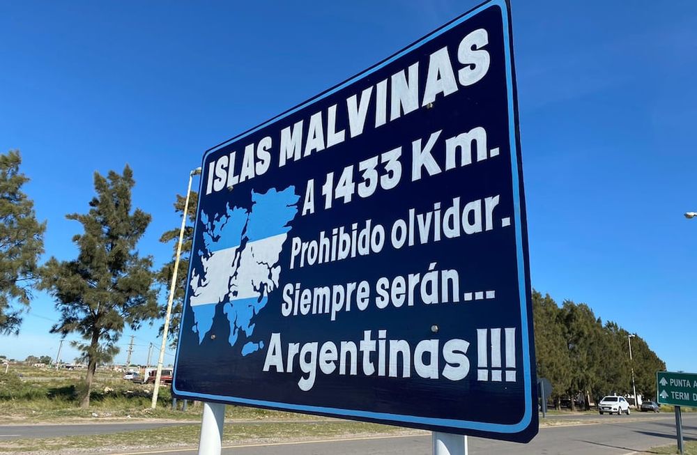 Malvinas: cartel en el acceso a Punta Alta