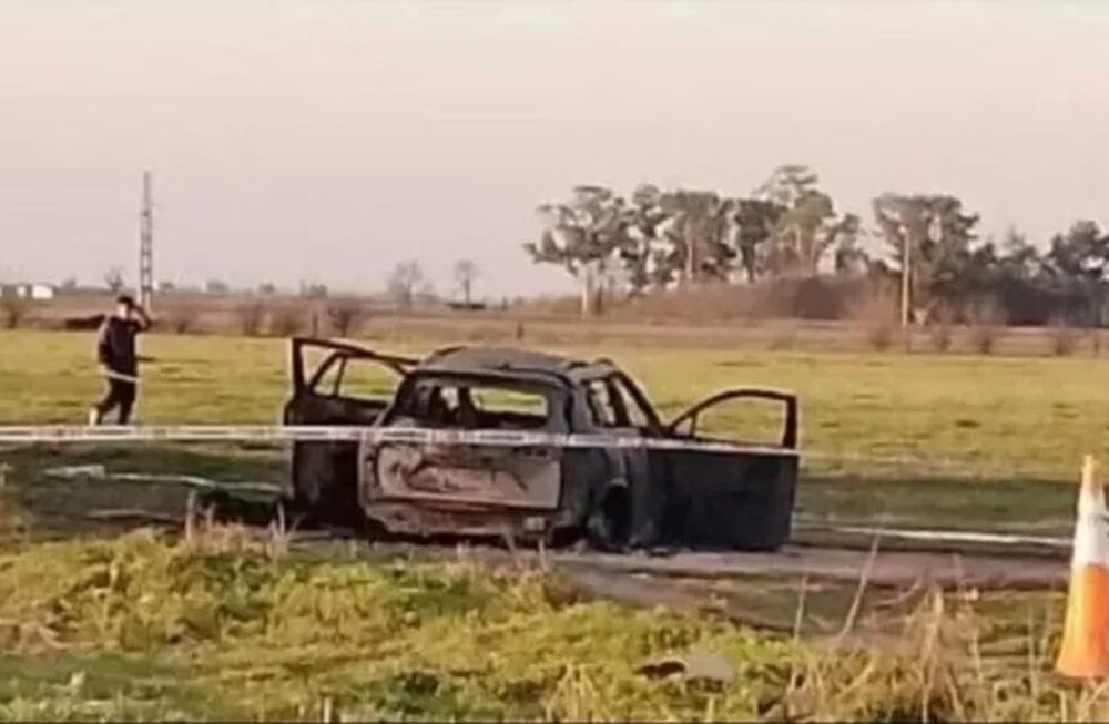 Uno de los cuerpos yacía junto al vehículo, mientras que el otro se encontraba con la cabeza dentro y el resto del cuerpo afuera. Foto: El Litoral