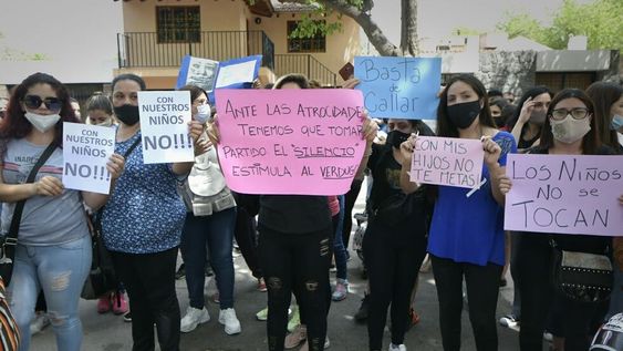 Los padres de alumnos cortaron calle Ameghino, en frente a la entrada de la escuela, para pedir seguridad para sus hijos. Foto: Orlando Pelichotti / Los Andes