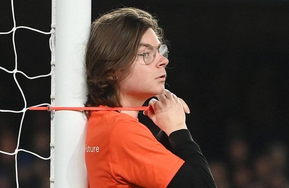 Al igual que en Arsenal vs. Liverpool, una persona se metió al campo e interrumpió el partido; en este caso, ¡atándose el cuello a un poste! / Gentileza.