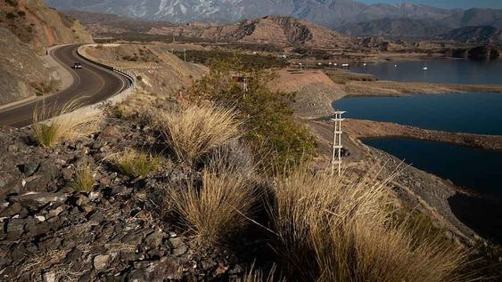 Mendoza atraviesa uno de los inviernos mas secos de los últimos años, en el cual casi no se registraron nevadas importes en alta montaña.  Dique Potrerillos. Foto: Ignacio Blanco / Los Andes