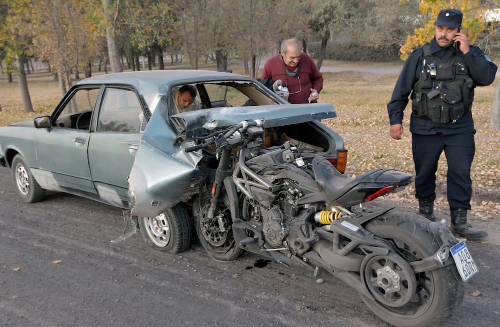 La ex Reina Nacional de la Vendimia Giuliana Lucoski y su pareja resultaron heridos tras un accidente de tránsito en Acceso Sur Luján de Cuyo. Foto: Orlando Pelichotti / Los Andes