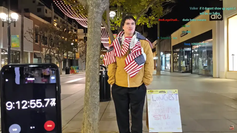 Un youtuber batió el récord de estar de pie el mayor tiempo posible.