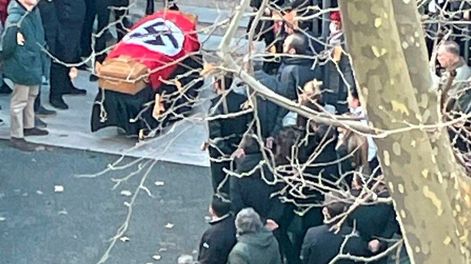 Los Andes | Indignación en Roma por bandera nazi en un funeral católico - Gentileza
