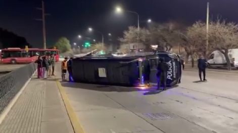 Vuelco del furgón de Infantería con siete policías heridos tras un choque en Costanera